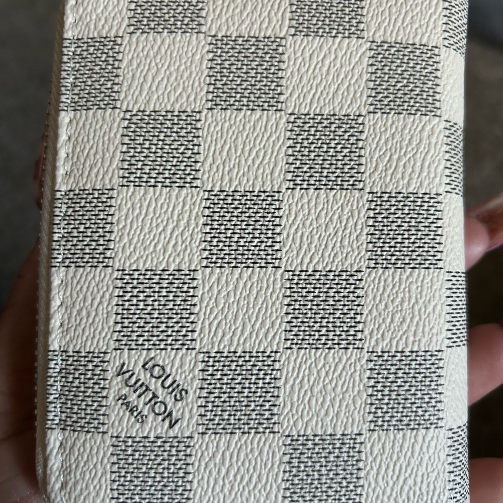 LOUIS VUITTON 
Damier Azur Zippy Coin Purse
